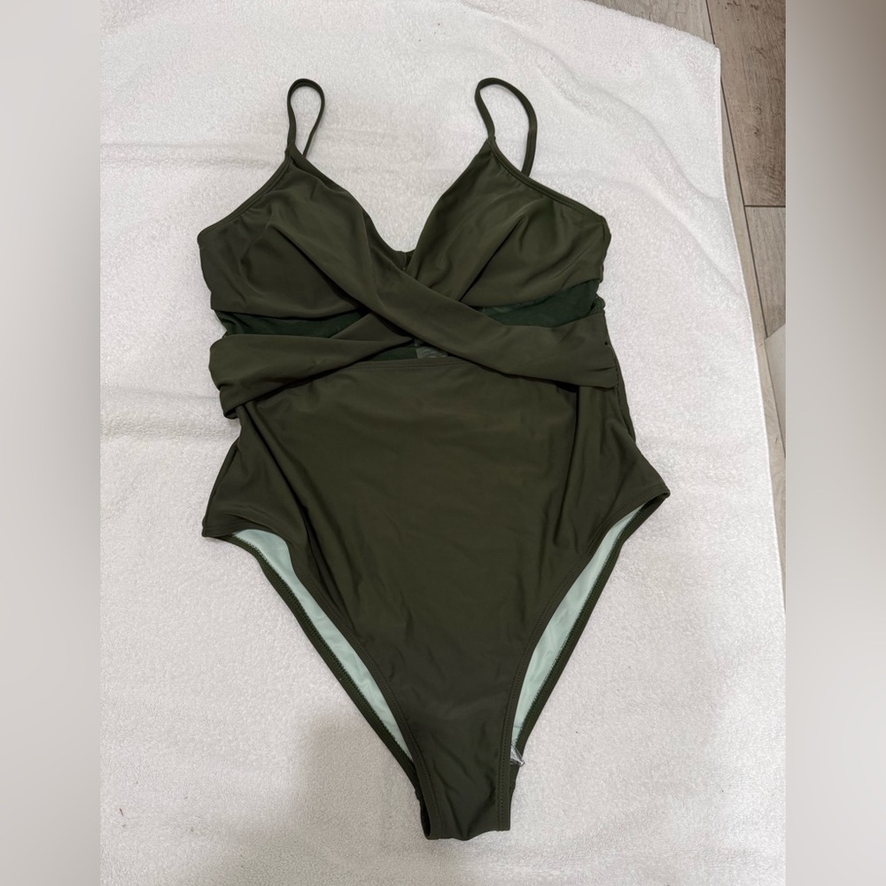 Cupshe Women’s V Neck One Piece Swimsuit
Size:L 
NWT